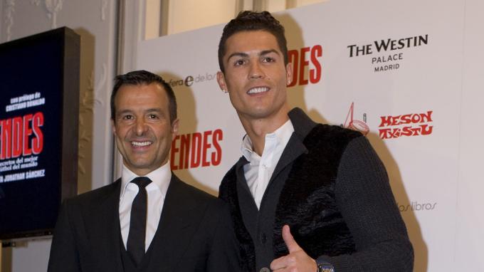 Cristiano Ronaldo posa con su representante Jorge Mendes en la presentación del documental de este último.