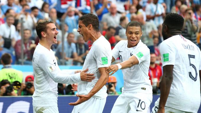 Varane celebra su gol ante Uruguay en los cuartos del Mundial de Rusia junto a Griezmann y Mbpapé.