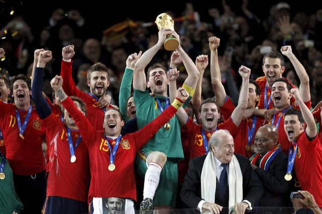 Casillas levanta al cielo de Sudáfrica el Mundial de  2010.