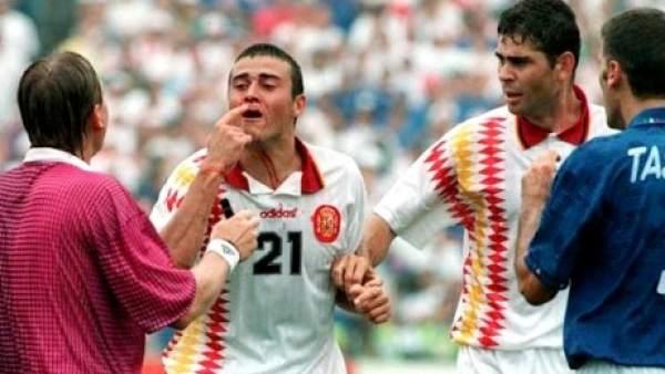 Luis Enrique tras el codazo de Tassotti.