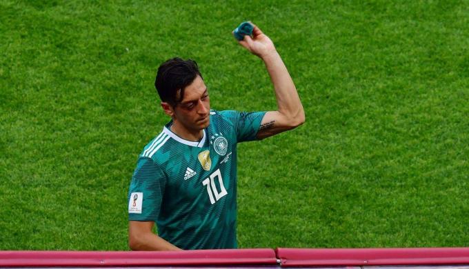 Mesut Ozil, enfadado durante el partido de Alemania ante Core en el Mundial de 2018.