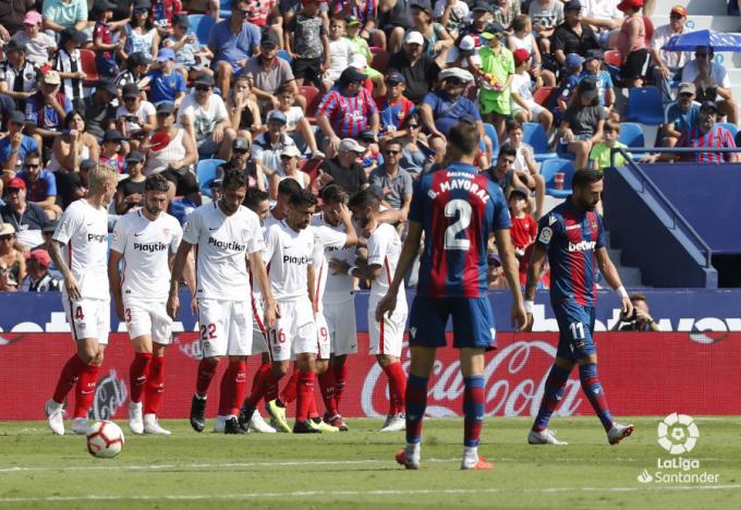 Los jugadores del Sevilla celebran uno de los goles (Foto: LaLiga(.