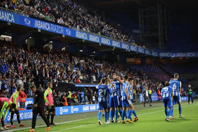 Los futbolistas del Deportivo celebran el segundo gol anotado por Quique González (Foto: Iris Miquel).