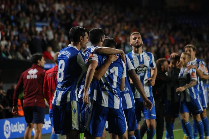 Los futbolistas del Dépor celebran uno de los tantos anotados contra el Granada (Foto: Iris Miquel).