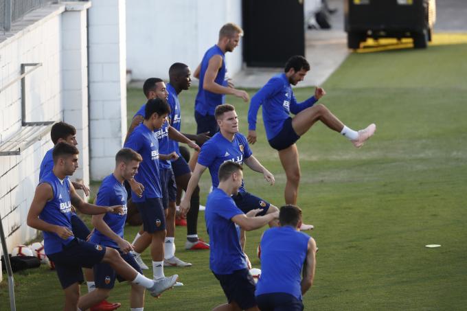 Gayà Y Piccini Vuelven A Los Entrenamientos Del Valencia Tras Recuperarse