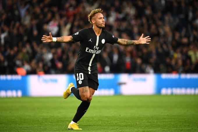 Neymar celebra uno de los goles en el PSG-Estrella Roja de Champions League.