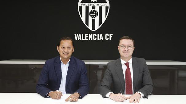 Anil Murthy en la firma del acuerdo para el Nuevo Estadio con Deloitte. (Foto: Valencia CF)