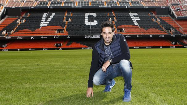 Vicente Rodríguez posa sonriente en Mestalla. (Foto: Valencia CF)