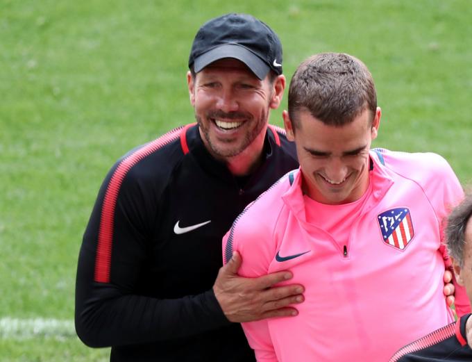 El Cholo Simeone y Antoine Griezmann se abrazan en un entrenamiento del Atlético de Madrid.
