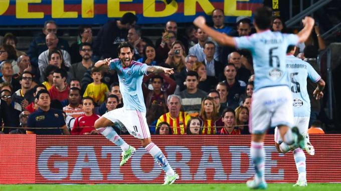 Larrivey celebra su gol ante el FC Barcelona en el Camp Nou.