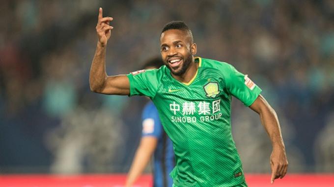Cédric Bakambu celebra un gol con el Beijing Gouan.