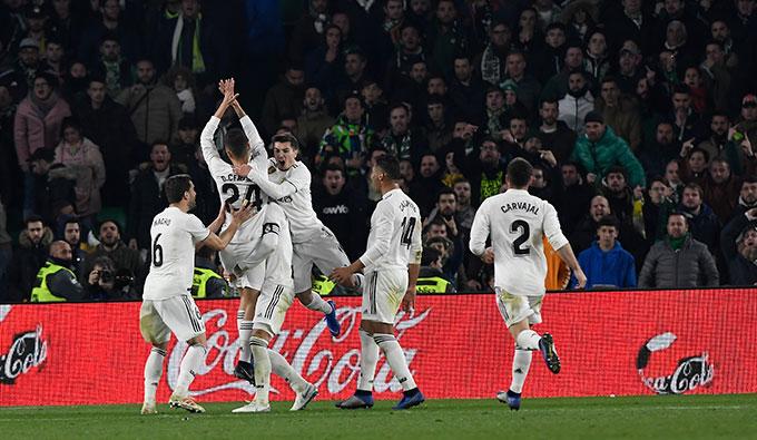 Dani Ceballos pide perdón al Benito Villamarín mientras es abrazado por sus compañeros (Foto: Kiko Hurtado).