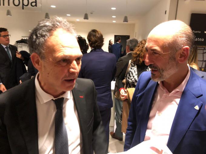 Joaquin Caparros y Aitor Elizegi charlan durante la II gala de los premiso DEX del Desmarque (FOTO: DMQ Bizkaia)