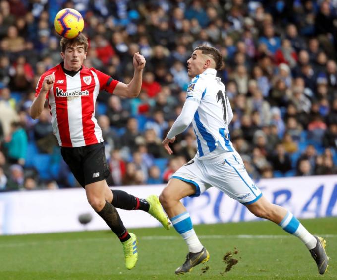 Iñigo Córdoba intenta zafarse de Theo en el derbi en Anoeta (Foto: EFE)