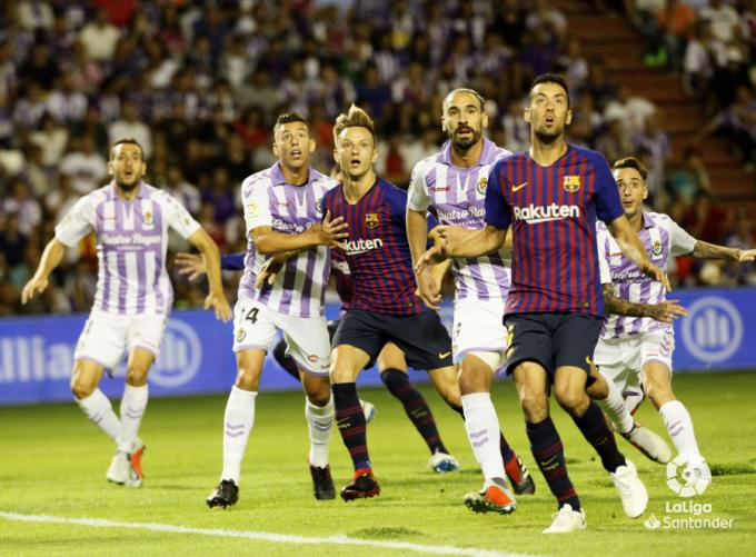 Jugadores de Real Valladolid y Fútbol Club Barcelona, en la primera vuelta (Foto:LaLiga).
