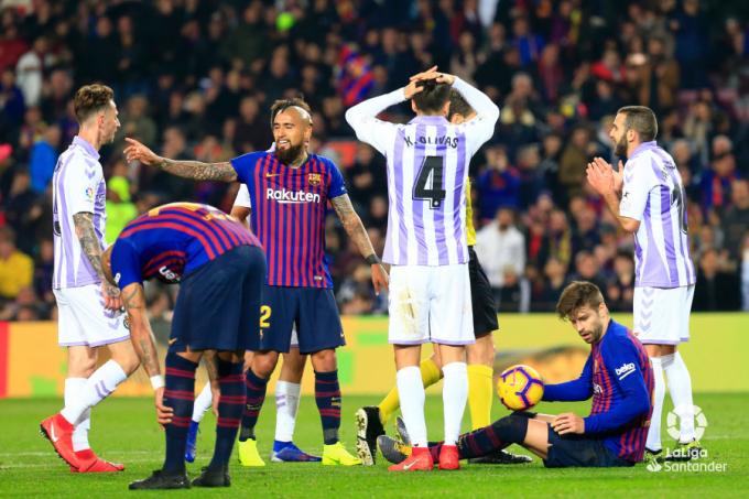 Los jugadores de Real Valladolid y FC Barcelona, tras el penalti que anotaría Leo Messi (Foto: LaLiga).
