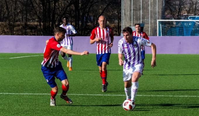 Javi Pérez intenta avanzar ante el Atlético de Madrid B en los Anexos (Foto: Real Valladolid).