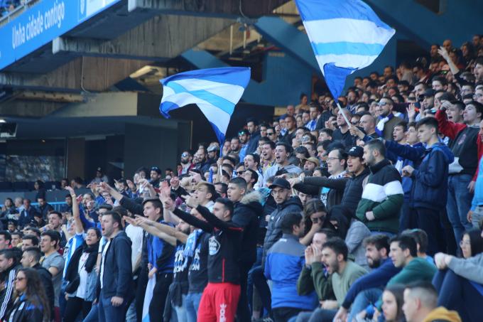Los Riazor Blues animan al equipo en el Dépor-Nàstic (Foto: Iris Miquel).