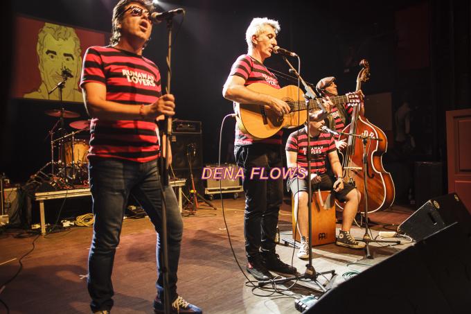 Santi Delgado, cantante y guitarra de los Runaway Lovers, en el 'Hossmenaldi' a Jose Iragorri (Foto: Dena Flows).