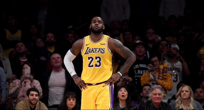 LeBron James, en un partido con Los Lakers con el número 