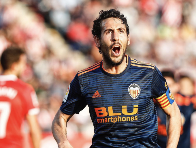 Parejo celebra el 1-2 en Montilivi. (Foto: Valencia CF)