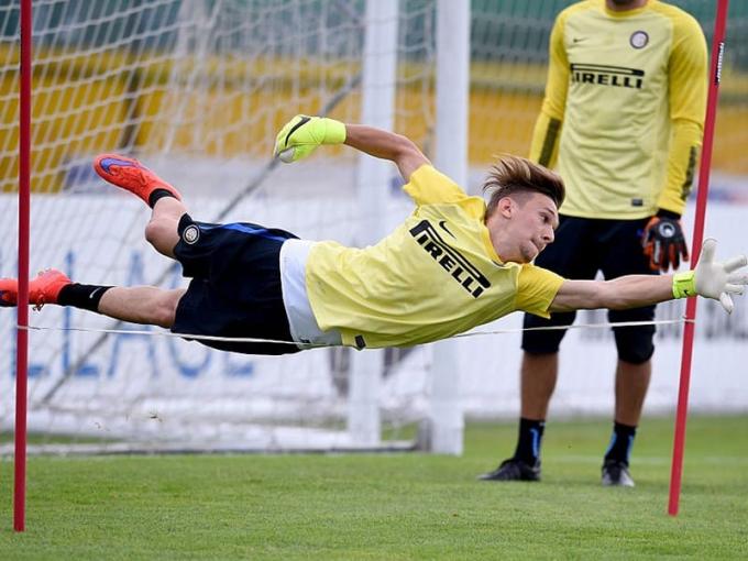 Ionut Radu, portero del Inter, en un entrenamiento con el Génova, donde jugó cedido.