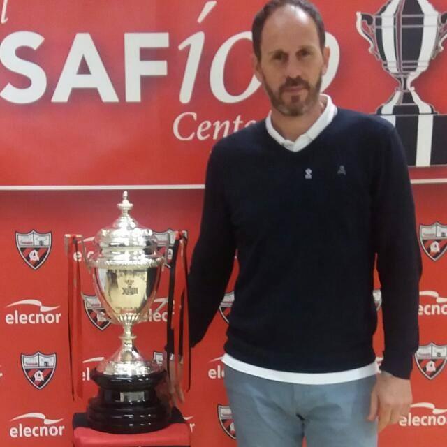 Jabi Luaces, con la réplica de la Copa del Rey ganada por el Arenas.
