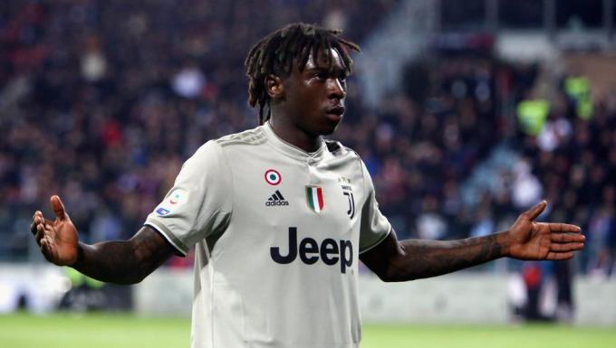 Moise Kean mira desafiante a la grada del Cagliari tras los insultos racistas.
