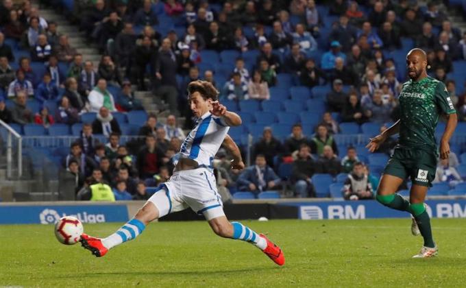 Oyarzabal remata para lograr el 2-1 en el Real Sociedad-Betis.
