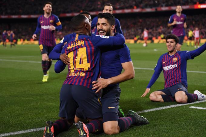 Malcom y Luis Suárez celebran un gol del Barcelona al Atlético.