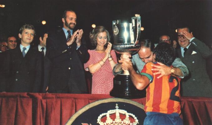 Carrete recoge la Copa del Rey de 1979. (Foto: Valencia CF)