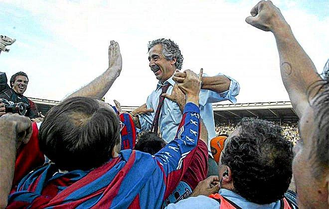 Los jugadores levantan a Manolo Preciado. (Foto: Levante UD)