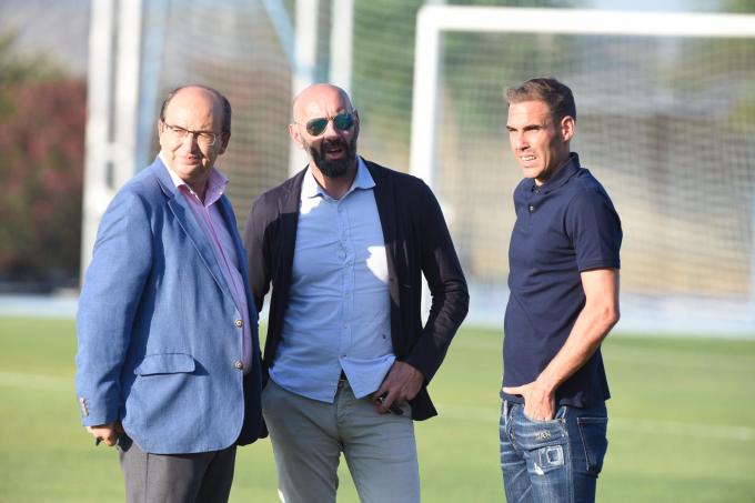 Fernando Navarro pisa el césped con Monchi y José Castro
