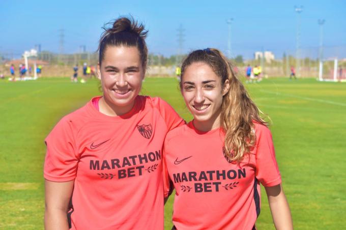 Cata Coll, junto a Olga Carmona en su primer entrenamiento en el Sevilla.