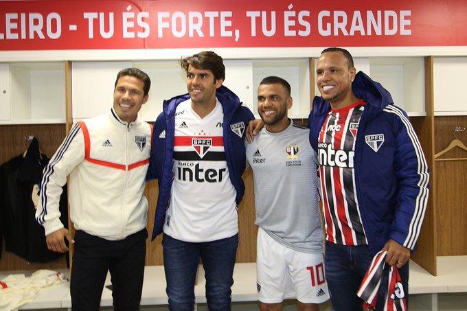 Luis Fabiano recibió a Daniel Alves en el Sao Paulo.