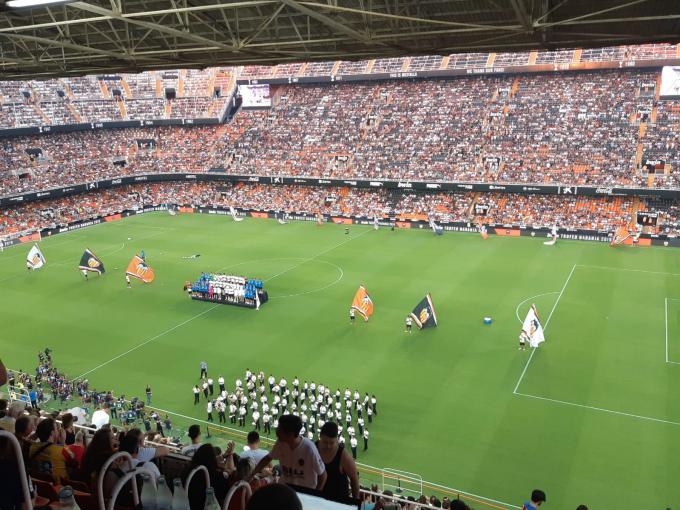 Gran ambiente en Mestalla para la presentación.
