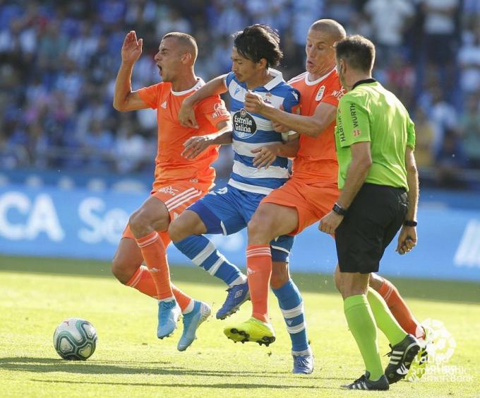 Shibasaki pelea en balón con dos jugadores del Real Oviedo (Foto: LaLiga).