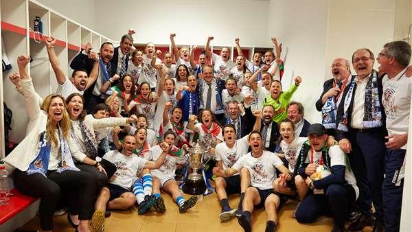 Las jugadoras de la Real celebran el título de Copa de la Reina (Foto: RSO).