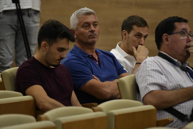 Capote y Viberti, miembros de la secretaría técnica del club, en sala de prensa.