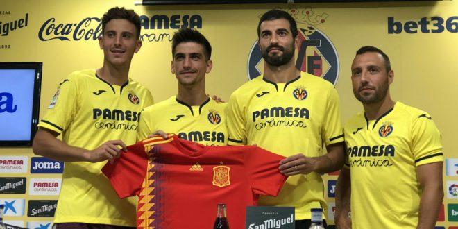 Pau Torres, Cazorla, Gerard Moreno y Albiol, con la camiseta de la selección.