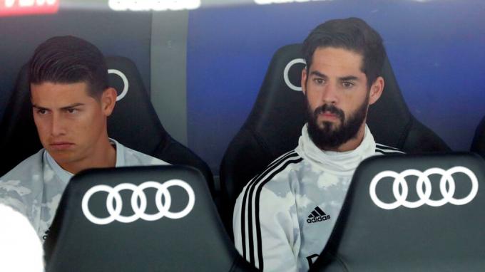 Isco y James Rodríguez, en el banquillo del Real Madrid (Foto: EFE).
