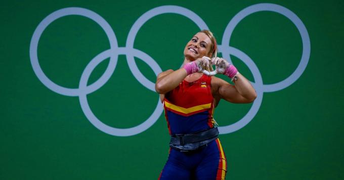 Lydia Valentín celebra su medalla en Río 2016.