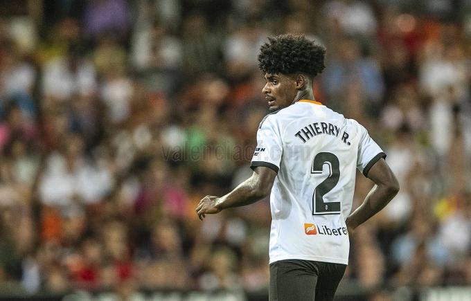 El fichaje de un lateral derecho depende de la salida de Thierry Correia (Foto: VCF).