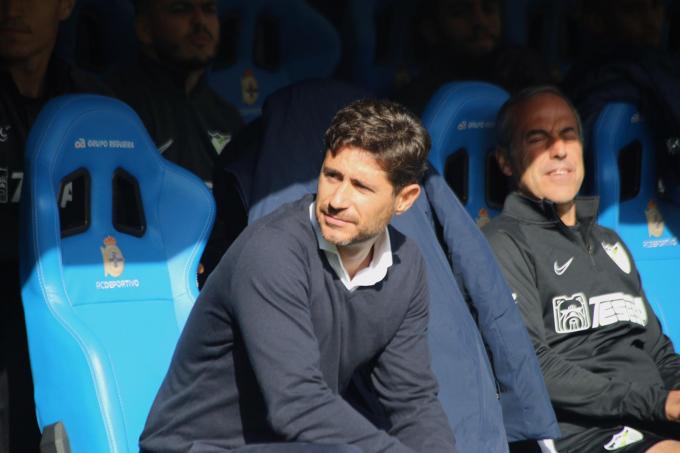 Víctor, en el banquillo de Riazor (Foto: Iris Miquel).