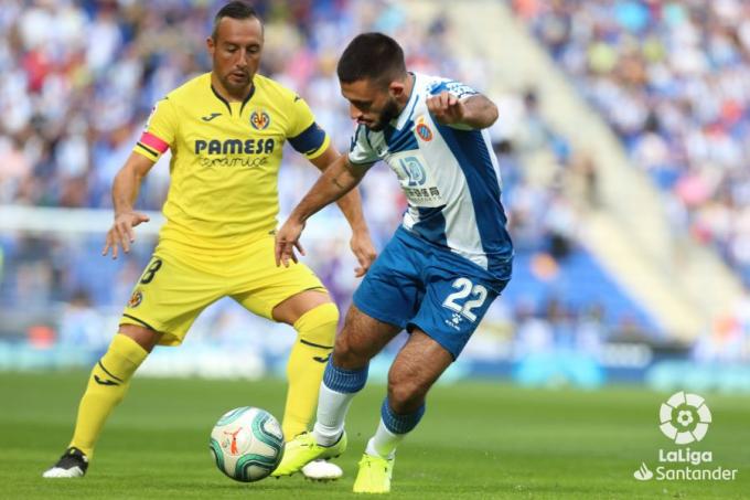 Vargas conduce el balón ante Cazorla en un Espanyol-Villarreal (Foto: LaLiga).
