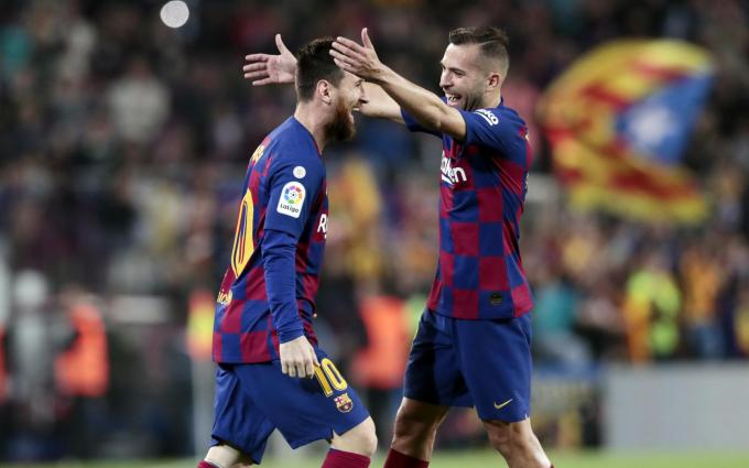 Jordi Alba celebra con Messi uno de los goles del argentino.