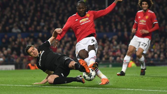 Clement Lenglet ante Lukaku en la eliminatoria Sevilla-Manchester United.