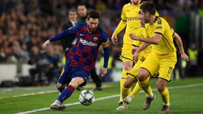 Messi conduce el balón ante la presión de los rivales.
