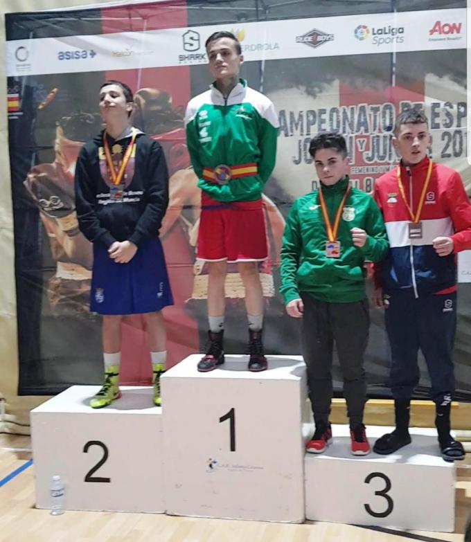 Xabier Urrutikoetxea, en lo más alto del podium, es una de las mayores promesas del boxeo vasco.