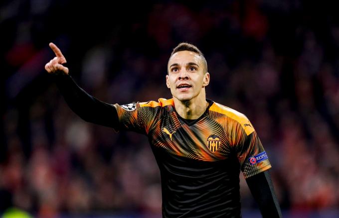 Rodrigo celebra un gol con el Valencia (Foto: Lázaro de la Peña / VCF).